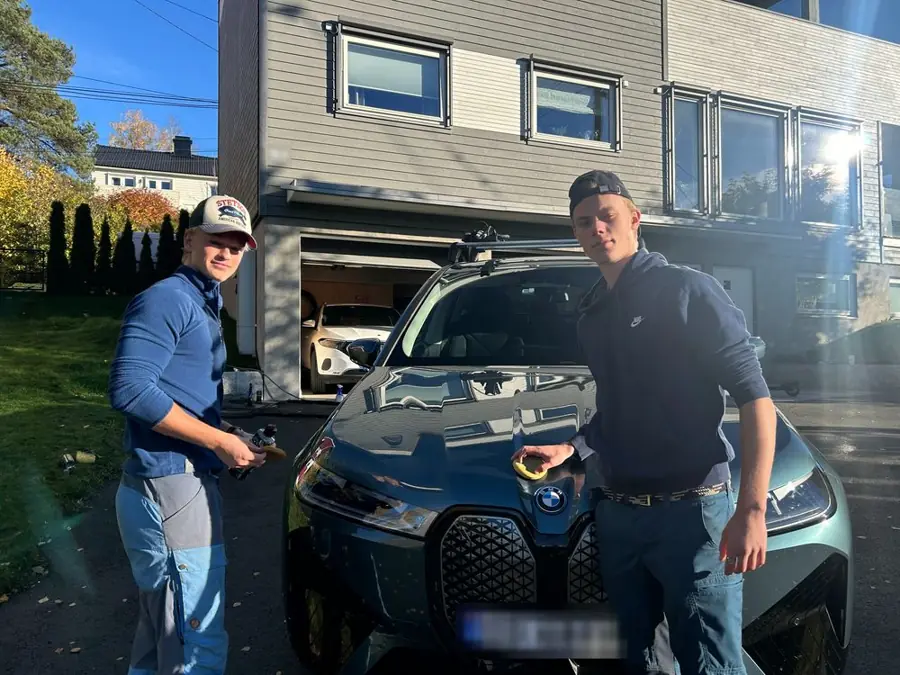 Petter og Jens står ved bilen med polerputer i hendene
