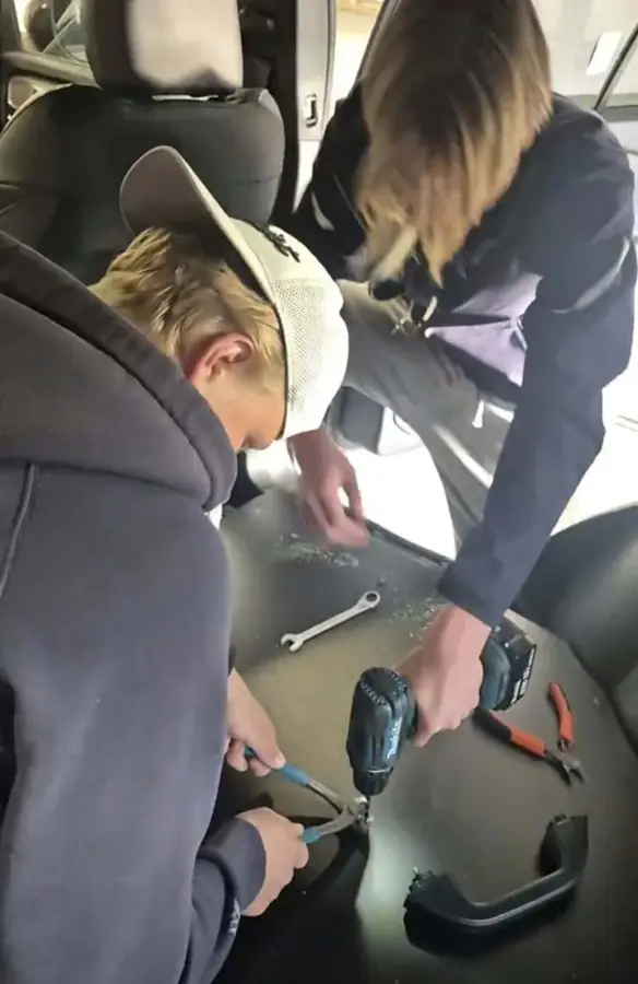Petter og Jens monterer seter i en varebil med drill og tang
